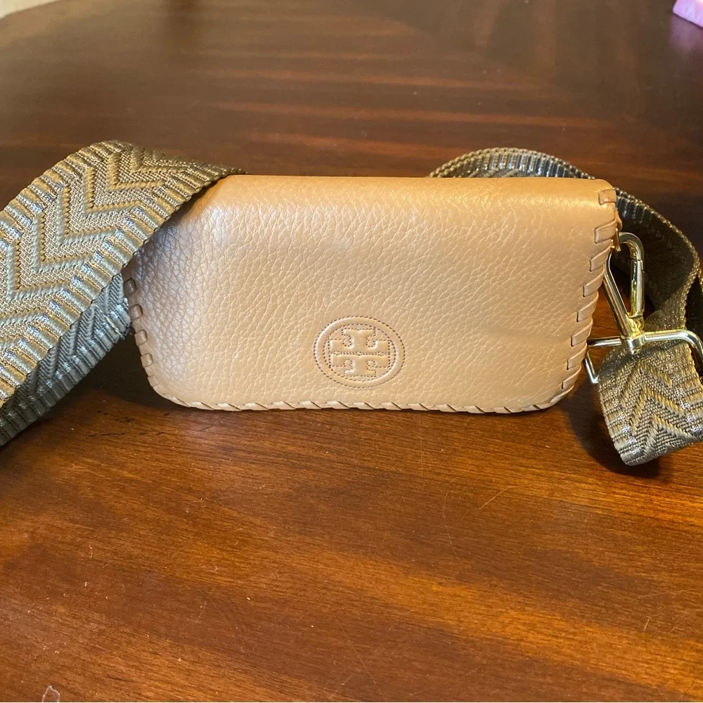Tory Burch compact tory